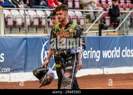 Josh Warren geht nach seinem Sturz mit dem Teammanager von Mildenhall Manchettes Fen Tigers Jason Gardner (teilweise versteckt) während des Spiels der National Development League zwischen Belle Vue Colts und Mildenhall Fens Tigers am Freitag, den 26. Mai 2023, im National Speedway Stadium in Manchester zurück in die Gruben. (Foto: Ian Charles | MI News) Guthaben: MI News & Sport /Alamy Live News Stockfoto