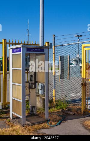 Ein altes Relikt einer Telefonzelle im Steveston Harbour in British Columbia, Kanada Stockfoto