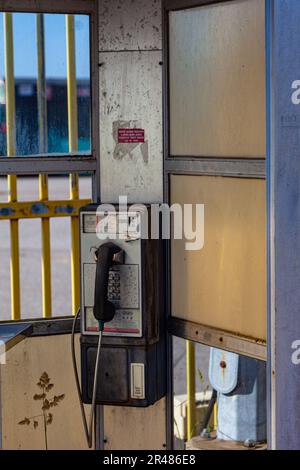 Erinnerst du dich daran? Ein altes Münztelefon im Steveston Harbour in British Columbia, Kanada Stockfoto