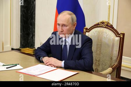 Moskau, Russland. 26. Mai 2023. Der russische Präsident Wladimir Putin veranstaltet am 26. Mai 2023 in Moskau (Russland) eine Videokonferenz mit den ständigen Mitgliedern des Sicherheitsrats des Kremls. Kredit: Mikhail Klimentyev/Kremlin Pool/Alamy Live News Stockfoto