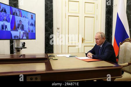 Moskau, Russland. 26. Mai 2023. Der russische Präsident Wladimir Putin veranstaltet am 26. Mai 2023 in Moskau (Russland) eine Videokonferenz mit den ständigen Mitgliedern des Sicherheitsrats des Kremls. Kredit: Mikhail Klimentyev/Kremlin Pool/Alamy Live News Stockfoto