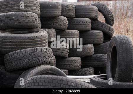 Alte Gebrauchtwagen-Reifen. Schließen Stockfoto