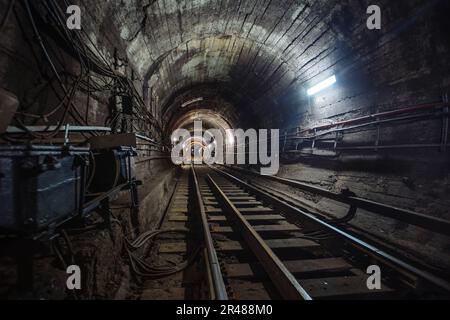 Runder unterirdischer U-Bahn-Tunnel mit Tubing. Stockfoto