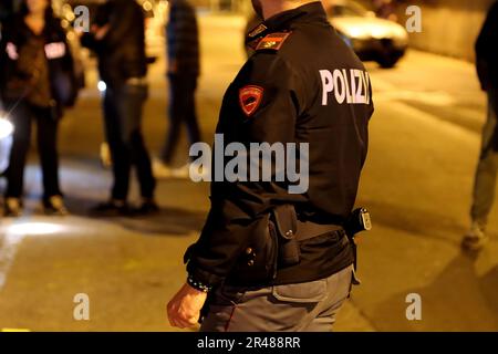 Italienische Polizisten untersuchen einen nächtlichen Tatort. Italienische Polizei bei Nacht Stockfoto