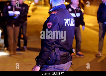 Italienische Polizisten untersuchen einen nächtlichen Tatort. Italienische Polizei bei Nacht Stockfoto