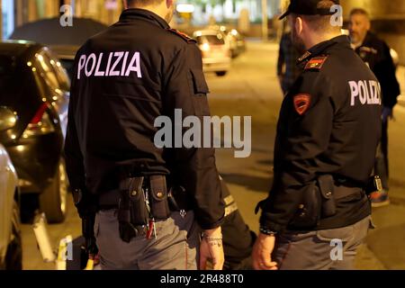 Italienische Polizisten untersuchen einen nächtlichen Tatort. Italienische Polizei bei Nacht Stockfoto