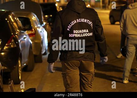 Italienische Polizisten untersuchen einen nächtlichen Tatort. Italienische Polizei bei Nacht Stockfoto