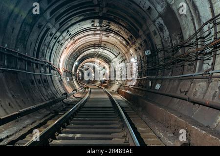 Runder unterirdischer U-Bahn-Tunnel mit Tubing. Stockfoto