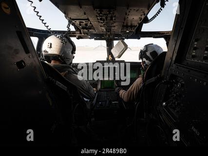 Zwei US-Dollar Marine Corps MV-22 Osprey-Piloten, die dem Marine Medium Tiltrotor Squadron 266 (VMM-266) zugeteilt sind, bereiten sich auf den Start vom Camp Lemonnier, Dschibuti, 2. Januar 2023 vor routinemäßigen Ausbildungseinsätzen im Rahmen der kombinierten Joint Task Force - Horn of Africa (CJTF-HOA) Area of Responsibility (AOR) vor. VMM-266 wurde zur Unterstützung der CJTF-HOA in Camp Lemonnier eingesetzt, indem sie Kapazitäten für den Transport von Kampftruppen, -Vorräten und -Ausrüstung bei Angriffen innerhalb Ostafrikas bereitstellte. Stockfoto