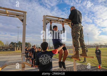 Recruiting Station (RS) Albuquerque hielt kürzlich vom 31. März 2023 bis zum 1. April 2023 ihre jährliche Pool-Funktion am New Mexico Military Institute in Roswell, Nm, ab. Der Zweck der Funktion „Annual Pool“ besteht darin, die Unterstationen für die Personalbeschaffung zusammenzubringen und es ihren Poolees zu ermöglichen, einige der Herausforderungen, denen sie sich während ihrer bevorstehenden Personalschulung stellen müssen, aus erster Hand zu erleben. Die RS hatte auch Trainer vom Marine Corps Recruiter Depot San Diego besucht, um bei den täglichen Veranstaltungen behilflich zu sein. Stockfoto