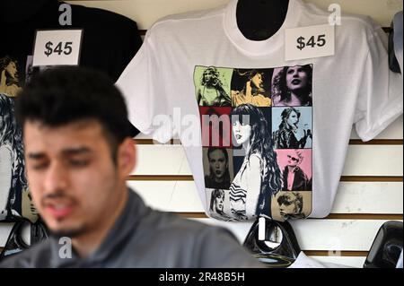 East Rutherford, USA. 26. Mai 2023. Der Merchandise-Verkäufer kümmert sich um Leute, die vor dem Beginn eines Taylor Swift-Konzerts im MetLife Stadium, East Rutherford, NJ, am 26. Mai 2023 Souvenirs kaufen. (Foto: Anthony Behar/Sipa USA) Guthaben: SIPA USA/Alamy Live News Stockfoto