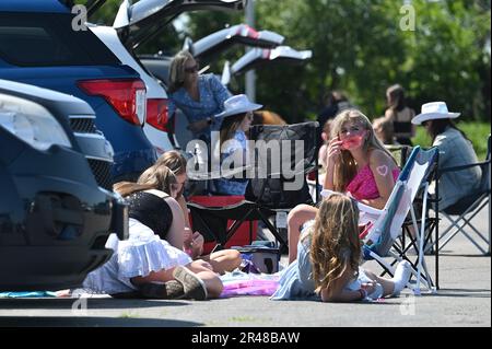 East Rutherford, USA. 26. Mai 2023. Vor dem Start eines Taylor Swift-Konzerts, East Rutherford, NJ, am 26. Mai 2023, befinden sich die Fans auf dem Parkplatz des MetLife Stadium. (Foto: Anthony Behar/Sipa USA) Guthaben: SIPA USA/Alamy Live News Stockfoto