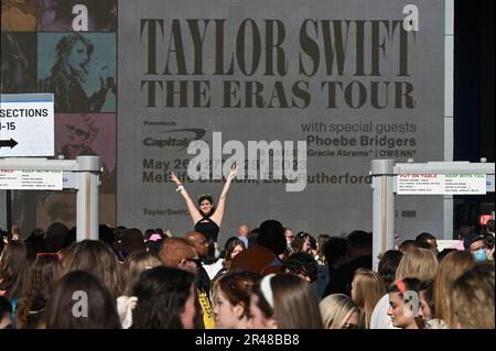 East Rutherford, USA. 26. Mai 2023. Ein Fan reagiert, als sie ankommt, um ein Taylor Swift-Konzert im MetLife Stadium, East Rutherford, NJ, am 26. Mai 2023 zu besuchen. (Foto: Anthony Behar/Sipa USA) Guthaben: SIPA USA/Alamy Live News Stockfoto