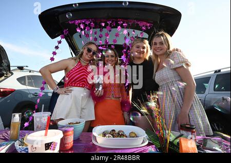 East Rutherford, USA. 26. Mai 2023. Vor dem Start eines Taylor Swift-Konzerts, East Rutherford, NJ, am 26. Mai 2023, befinden sich die Fans auf dem Parkplatz des MetLife Stadium. (Foto: Anthony Behar/Sipa USA) Guthaben: SIPA USA/Alamy Live News Stockfoto