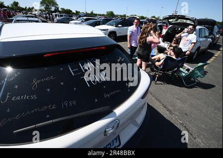 East Rutherford, USA. 26. Mai 2023. Vor dem Start eines Taylor Swift-Konzerts, East Rutherford, NJ, am 26. Mai 2023, befinden sich die Fans auf dem Parkplatz des MetLife Stadium. (Foto: Anthony Behar/Sipa USA) Guthaben: SIPA USA/Alamy Live News Stockfoto