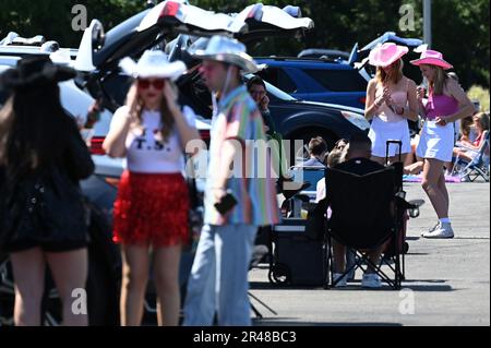 East Rutherford, USA. 26. Mai 2023. Vor dem Start eines Taylor Swift-Konzerts, East Rutherford, NJ, am 26. Mai 2023, befinden sich die Fans auf dem Parkplatz des MetLife Stadium. (Foto: Anthony Behar/Sipa USA) Guthaben: SIPA USA/Alamy Live News Stockfoto