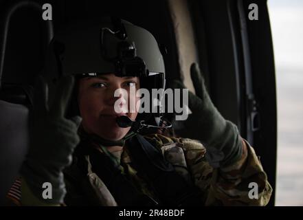USA Armeestaat Sgt. Trisha Abfindung, ein Sanitäter auf einem Intensivflug der Charlie Company, 2. General Support Aviation Bataillon, 1. Aviation Regiment, 1. Combat Aviation Brigade, 1. Infanterie Division, bereitet sich auf den Start vor, nachdem er das Amelia Earhart Hanger Museum in Atchison, Kansas, besucht hat, 7. März 2023. Soldaten führten eine rein weibliche Überführung durch und besuchten das Amelia Earhart Museum in Atchison, Kansas, um die Leistungen von Frauen in der Luftfahrt zu feiern. Stockfoto