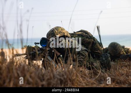 HWAJIN-RI BEACH, Republik Korea (29. März 2023) – Ein Marine der Republik Korea bietet Sicherheit an einem Strand während Ssang Young 23. Anlässlich des 70.-jährigen Bestehens der Allianz zwischen den USA und der Russischen Föderation stärkt Ssang Young 2023 die Allianz durch bilaterale gemeinsame Schulungen, trägt zur gemeinsamen Verteidigung der koreanischen Halbinsel durch die Russische Föderation bei und erhöht die Bereitschaft der Allianz zwischen den USA und der Russischen Föderation. Stockfoto