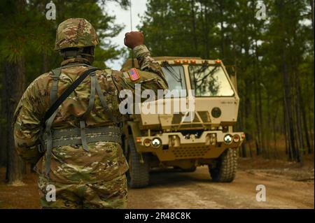 USA Soldaten der Nationalgarde mit der 741. Quartermaster Kompanie, 751. Kampfstützungsbataillon, 59. Truppenkommando, South Carolina Nationalgarde, führten Sicherheitseinsätze an der vorderen Operationsbasis Palmetto durch, um feindliche Truppen zu inspizieren und zu verhindern, dass sie die Basis betreten, Zur Unterstützung der ‚Operation Guardian Spring‘, einer Feldübung, an der mehrere Kommandos der South Carolina Army National Guard und Partnerorganisationen in Eastover, South Carolina, beteiligt waren, am 31. März 2023. Operation Guardian Spring forderte die teilnehmenden Einheiten mit Aufgaben und Ausbildung von sc heraus Stockfoto