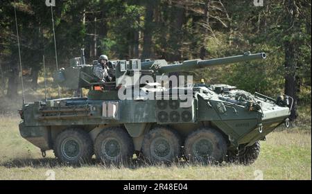 US-Armee-Soldaten in einem M1128 Stryker Mobile Gun System der Apache Company zugeteilt, 1. Geschwader, 2. Kavallerie-Regiment im Jahr 2012 (gekürzt) Stockfoto