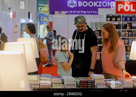 Bukarest, Rumänien. 26. Mai 2023. Besucher besuchen das Bookfest, eine internationale Buchmesse, in Bukarest, Rumänien, am 26. Mai 2023. Mehr als 200 Aussteller aus Rumänien und dem Ausland, die mehr als eine Million Bücher präsentierten, nahmen am Bookfest Teil. Kredit: Cristian Cristel/Xinhua/Alamy Live News Stockfoto