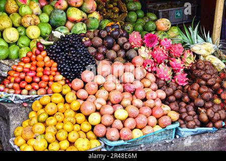 Eine lebhafte Auswahl an tropischen Früchten aus Bali, Indonesien, auf einem Markt ausgestellt Stockfoto