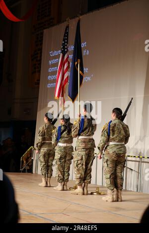 Die Bethel Regional High School Junior ROTC Ehrengarde präsentiert die Farben beim Cama-i Dance Festival, das an der Bethel Regional High School in Bethel, Alaska, am 25. März 2023 stattfindet. Stockfoto