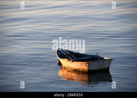 Kleines Holzboot zum Angeln im Meer nahe der Küste Stockfoto