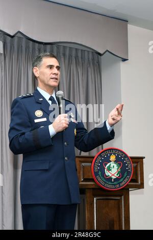 Generalleutnant Marc Sasseville, stellvertretender Chef, National Guard Bureau, spricht Defense Intelligence Agency Defense Attaches, Joint Base Anacostia Bolling, Washington, D.C. 12. Januar 2023. Stockfoto