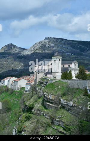 Panoramablick auf eine kleine Stadt in den Bergen von Zentralitalien. Stockfoto