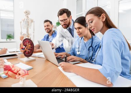 Arzt und Praktikant mit Laptop an der Universität Stockfoto