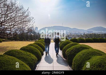 230329-N-PA221-1051 BUSAN, Republik Korea (29. März 2023) USA Navy Aviation Ordnanceman Airman Yairo Lopez, links, aus Oxnard, Kalifornien, und Aviation Ordnanceman Airman Kenneth Goitia, aus Denver, Colorado, der Nimitz Carrier Strike Group (NIMCSG) zugewiesen, erkunden Busan auf einer Tour zu Moral, Wohlfahrt und Erholung. NIMCSG ist in der US-7.-Flotte und führt Routinevorgänge durch. 7. Fleet sind die USA Die größte Flotte der Navy, die mit einer Anzahl von Flotten ausgestattet ist, und arbeitet regelmäßig mit Alliierten und Partnern zusammen, um eine freie und offene Region im Indo-Pazifik zu erhalten. Stockfoto