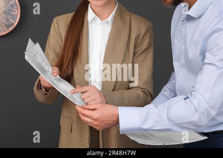 Geschäftsleute, die mit Dokumenten arbeiten, im Büro, in der Nähe Stockfoto