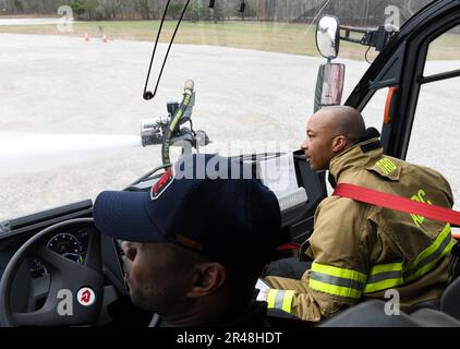 Oberst Randel Gordon, rechts, Arnold Engineering Development Complex Commander, betreibt einen Stoßfänger-Geschützturm, um Wasser auf einen Flugzeugfeuersimulator am Arnold Air Force Base, Tennessee, am 9. März 2023 zu sprühen. Chevis Lee, ein Arnold AFB Feuerwehrmann, fährt. Gordon erhielt die Gelegenheit, sich zu beteiligen, um sein Verständnis für die Fähigkeiten und den Aufwand zu verbessern, die zur Brandbekämpfung erforderlich sind. Die Feuerwehr von Arnold AFB muss jährlich eine Feuerschulung für Flugzeugbrände absolvieren. Stockfoto