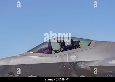 1. LT. Kelsey Flannery, ein F-35A Lightning II Pilot, der der 134. Kampfeinheit des 158. Kampfflügels der Vermont Air National Guard zugeteilt wurde, bereitet sich auf eine Ausbildungsmission der Vermont Air National Guard Base, South Burlington, Vermont, am 2. April 2023 vor. Die Schulungsmission ist die erste Agile Combat-Übung für die Vermont Air National Guard. Stockfoto