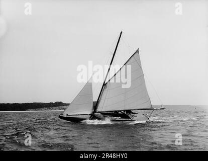 Seawanhaka, Proberennen, Oyster Bay, 1898. Juli 12, c1898. Juli 1. Seawanhaka kann der Name der Yacht oder ein Verweis auf den Seawanhaka Corinthian Yacht Club sein. Beachten Sie, dass die Crew ihre Körper als Gegengewicht zum Wind verwendet. Stockfoto