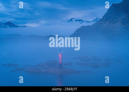 Ein nebeliger Abend im Stamsund in Lofoten, Nord-<Norway. Stockfoto