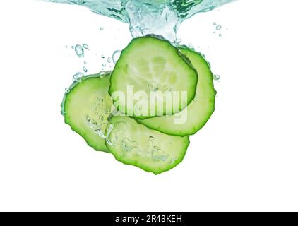 Frische Gurkenscheiben in Wasser auf weißem Hintergrund Stockfoto