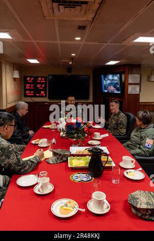 Generalleutnant Kim Gye-hwan, Befehlshaber des Marine Corps der Republik Korea, unterhält sich am 13. 28. März 2023 mit Anführern der Marine Expeditionary Unit, des Amphibienschiffs USS Makin Island (LHD 8) und des Amphibiengeschwaders 7. Anlässlich des 70. Jahrestages der Allianz zwischen den USA und der Russischen Föderation stärkt Ssang Yong 2023 die Allianz durch bilaterale gemeinsame Schulungen, trägt zur gemeinsamen Verteidigung der koreanischen Halbinsel durch die Russische Föderation bei und erhöht die Bereitschaft der Allianz zwischen den USA und der Russischen Föderation. Stockfoto