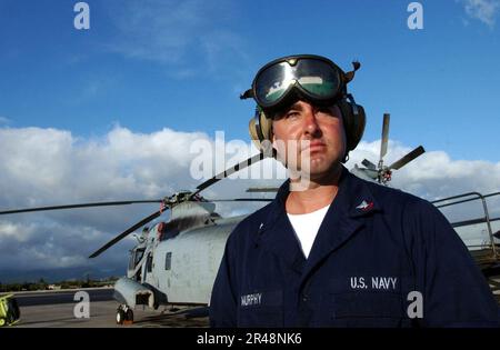 US Navy einer von zwei UH-3H ''Sea King'' Hubschraubern, die HC-85 zugeteilt sind und derzeit Übungen Rim of the Pacific (RIMPAC) 2002 unterstützen Stockfoto