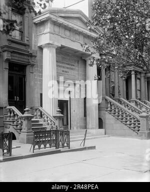 Zweigstelle in der Seveny-Second Street, 19. ward Bank, Eingang, Seitenansicht, New York, NY., zwischen 1900 und 1915. Stockfoto