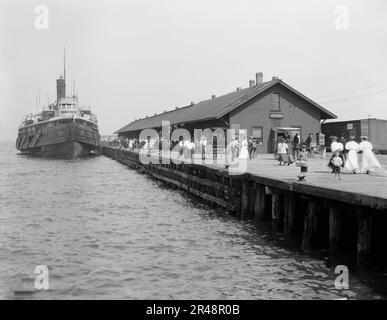 D.&amp; C. str. Am Dock, St. Ignace, Mich., zwischen 1900 und 1920. Die dargestellte Dampfeinheit ist entweder die Stadt Alpena oder die Stadt Mackinac der Detroit and Cleveland Navigation Co Stockfoto