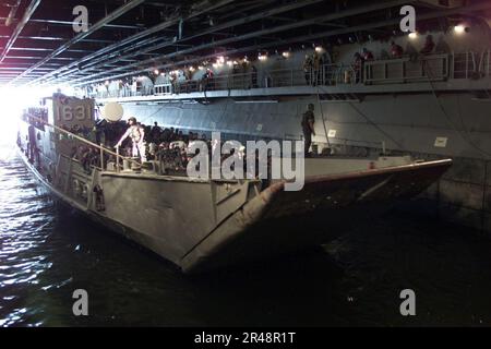 US Navy Landing Craft Utility (LCU) 1631 Crewmitglieder bereiten sich darauf vor, stabile Linien von Matrosen an Bord der USS Essex zu empfangen Stockfoto