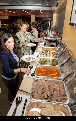 Die Teilnehmer genossen traditionelle Speisen, die während des jüdischen Passahessens im Walter Reed National Military Medical Center (WRNMMC) am 23. März serviert wurden, um den Beginn des Passahs zu feiern, der am 5. April bei Sonnenuntergang beginnt. The Seder, ein festliches Essen, das von Juden auf der ganzen Welt unter der Führung von Rabbi Randy Brown und Cantor Arianne Brown gefeiert wurde, umfasste Segen, Rituale, Kommentare und Lieder, Dort führte Rabbi Brown die Teilnehmer durch den „Haggadah“. Das heilige Buch, das während der Seder verwendet wurde, um den Exodus der Israeliten aus Ägypten zu beschreiben. USA Der Navy Chaplain (Kapitän) Chris Hester führte ein Gebet Stockfoto