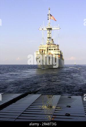 US Navy das Mine Gegenmaßnahmen Schiff USS Scout (MCM 8) wird aus einem Schlauch betankt, der 300 Meter vom Bohrlochdeck des Amphibienschiff Kearsarge entfernt schwimmt Stockfoto