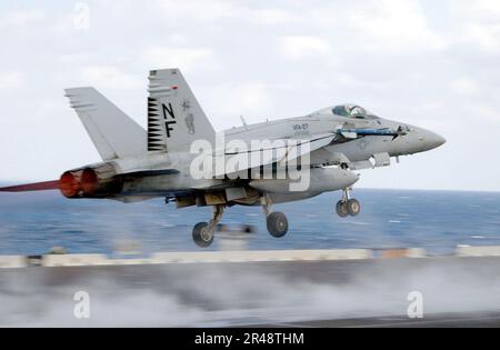 US Navy F-A-18 Hornet startet von USS Kitty Hawk Stockfoto