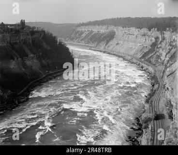 Whirlpool Rapids von der Niagara Railway Suspension Bridge, Niagara Falls, New York, zwischen 1900 Uhr und 1915 Uhr. Stockfoto