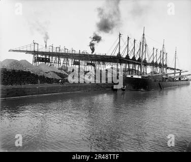 Erz bei L.S. entladen &Amp; M.S. [Lake Shore &amp; Michigan Southern] Ry. Co. Docks, Ashtabula, Ohio, Ca 1900. Stockfoto