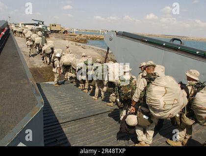 US Navy USA Marines, die der 24. Marine Expeditionary Unit (MEU) Special Operations Capable (SOC) zugewiesen sind, steigen aus einem Landing Craft Utility (LCU) 1662 aus, das der Angriffsflotteneinheit zwei (ACU-2) zugewiesen ist Stockfoto