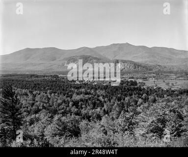 Moat Mountain und Sims vom Mt. Surprise, North Conway und Intervale, White Mountains, N.H., zwischen 1890 und 1901. Stockfoto